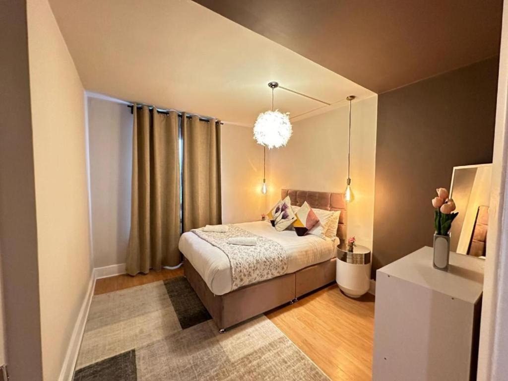 Three Bedroom Near Central * Londra