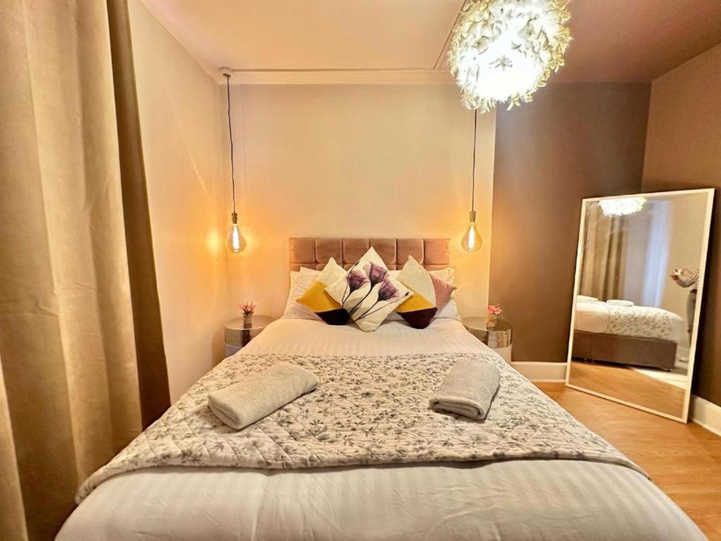 Appartamento Three Bedroom Near Central Londra